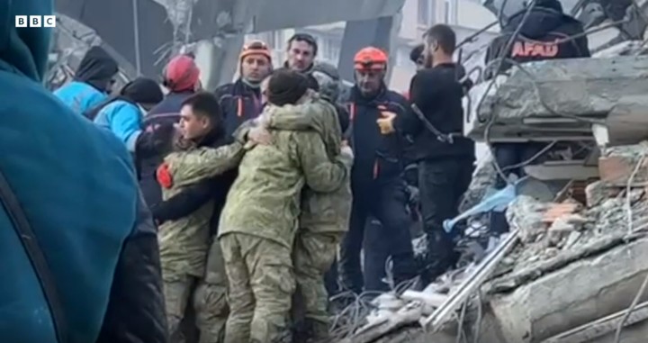 [서울=뉴시스] 6일 지진으로 무너진 튀르키예 동남부 이스켄데룬 소재 6층 아파트 잔해에서 8일(현지시간) 첫 생존자가 구조되자 구조대원이 기뻐하고 있다. (사진출처: BBC) 2023.02.09. photo@newsis.com *재판매 및 DB 금지