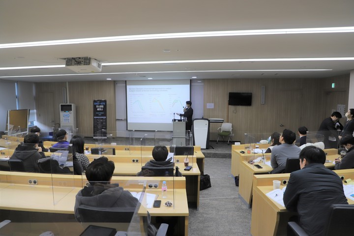 [세종=뉴시스] 강동관 BNEF 한국-일본 리서치 지사장의 전기화 수요 전망 관련 발표.(사진=전력거래소 제공) *재판매 및 DB 금지