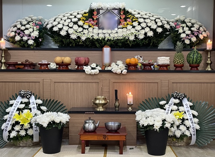 [대구=뉴시스] 정재익 기자 = 9일 오후 대구시 동구의 장례식장에 공군 A(21) 일병의 영정사진이 놓여 있다. 2023.02.09. jjikk@newsis.com *재판매 및 DB 금지