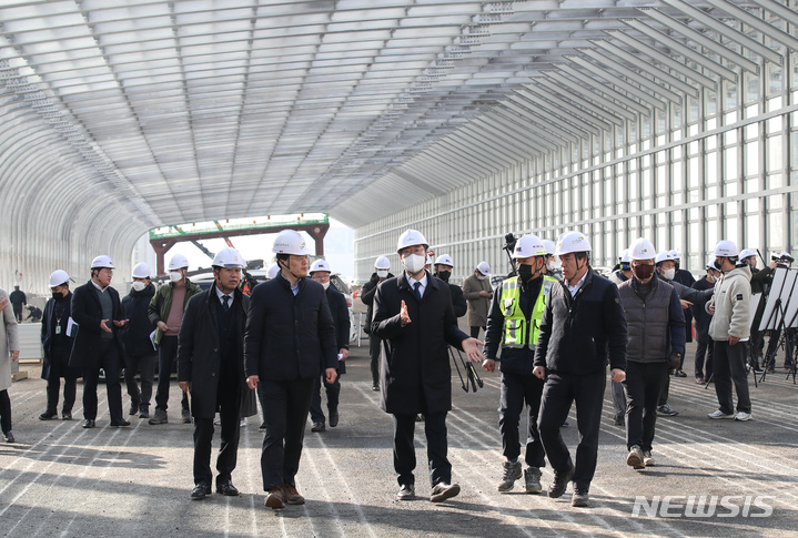 [화성=뉴시스] 정명근 화성시장이 경부고속도로 직선화공사 현장점검을 벌이고 있다. (사진 = 화성시 제공)