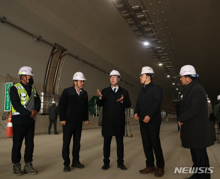 [화성=뉴시스] 정명근 화성시장이 경부고속도로 직선화공사 구간에서 현장점검을 벌이고 있는 모습 (사진 = 화성시 제공)
