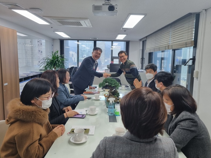 [창원=뉴시스] 강경국 기자 = 박진열 경남 창원특례시 기후환경국장을 단장으로 하는 기후·환경정책 발굴단이 9일 기후·환경 선진 정책 및 우수사례 벤치마킹을 위해 서울특별시청을 방문하고 있다. (사진=창원시청 제공). 2023.02.09. photo@newsis.com *재판매 및 DB 금지