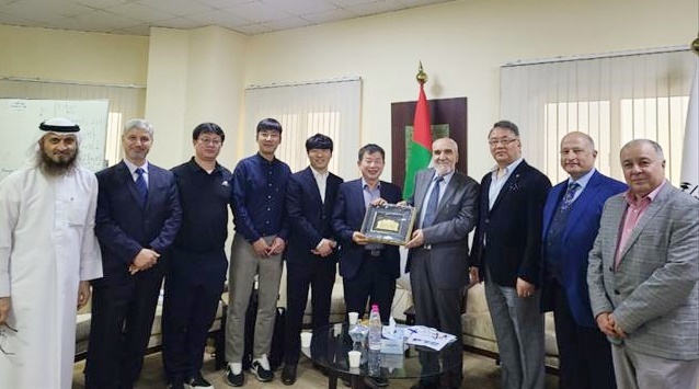 [대전=뉴시스] KBSI 김해진 박사(왼쪽서 여섯번째)가 샤르자대학을 찾아 샤르자대학 관계자들과 기념촬영을 하고 있다. *재판매 및 DB 금지