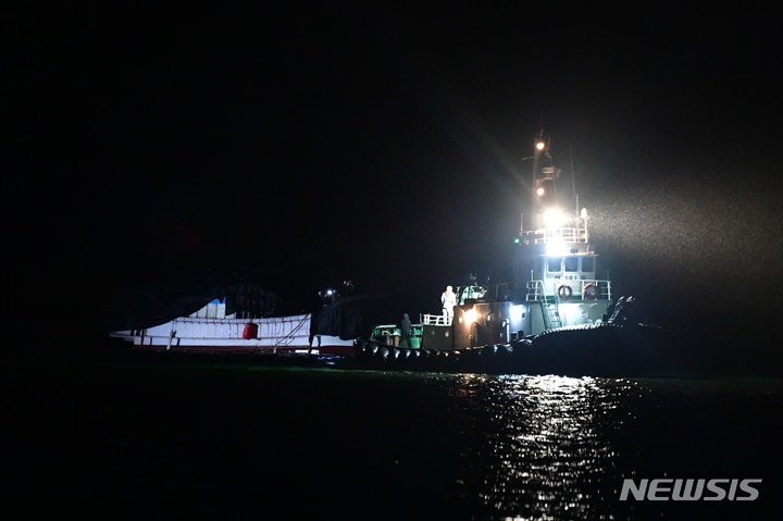 [목포=뉴시스] 이영주 기자 = 목포해양경찰서 함정이 9일 오후 전남 목포시 목포해경 전용부두로 전복 사고가 났던 24t급 근해통발어선 청보호를 예인하고 있다. 2023.02.09. leeyj2578@newsis.com