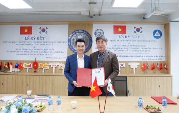 [뉴시스=천안](오른쪽)이계영 백석대학교 대외협력부총장과 팜응옥투엔(PHAM NGOC TUYEN) 베트남 동아시아기술대학 대외협력부서장이 학술교류협정을 맺고 기념촬영을 하고 있다.(사진=백석대학교) *재판매 및 DB 금지