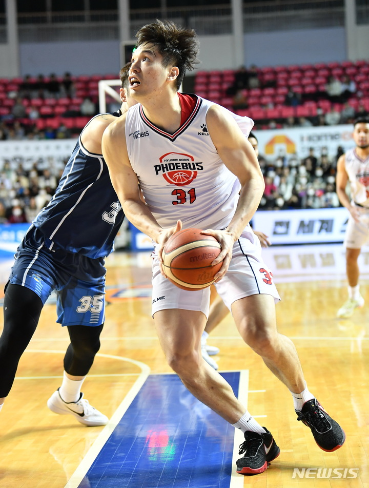 [서울=뉴시스]프로농구 울산 현대모비스 장재석 (사진 = KBL 제공)