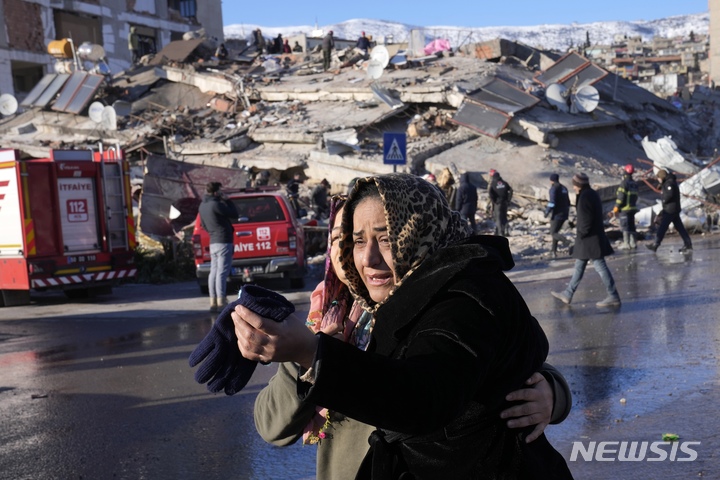 [카흐라만마라스=AP/뉴시스] 8일(현지시간) 튀르키예 카흐라만마라스에서 두 여성이 지진 피해 현장을 바라보며 흐느끼고 있다. 튀르키예와 시리아를 강타한 지진으로 사망자 숫자가&nbsp; 1만2천 명을 넘은 것으로 나타났으며 생존자를 구할 수 있는 골든 타임이 얼마 남지 않은 상황에서 강추위로 어려움이 가중되고 있다. 2023.02.09.