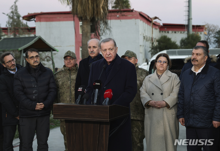 [카흐라만마라스=AP/뉴시스] 레제프 타이이프 에르도안 튀르키예 대통령이 8일(현지시간) 지진 피해 지역인 카흐라만마라스를 방문해 발언하고 있다. 튀르키예와 시리아를 강타한 지진으로 사망자 숫자가 1만2천 명을 넘은 것으로 나타났으며 생존자를 구할 수 있는 골든타임이 얼마 남지 않은 상황에서 강추위로 어려움이 가중되고 있다. 2023.02.09.