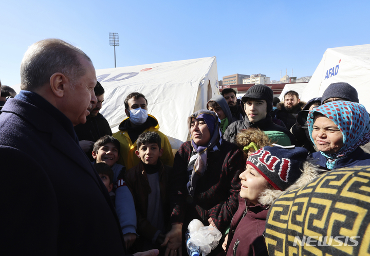 [카흐라만마라스=AP/뉴시스] 레제프 타이이프 에르도안 튀르키예 대통령이 8일(현지시간) 지진 피해 지역인 카흐라만마라스를 방문해 생존자들을 위로하고 있다. 튀르키예와 시리아를 강타한 지진으로 사망자 숫자가 1만2천 명을 넘은 것으로 나타났으며 생존자를 구할 수 있는 골든타임이 얼마 남지 않은 상황에서 강추위로 어려움이 가중되고 있다. 2023.02.09.