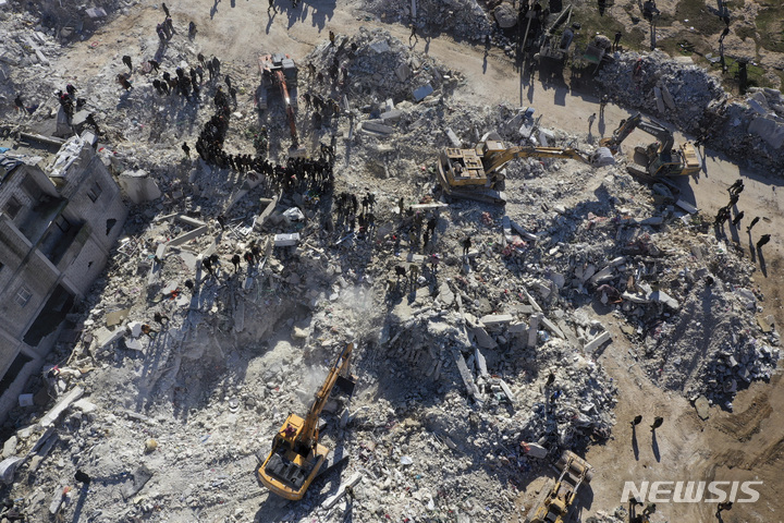 [AP/뉴시스] 시리아 북서부 지진피해 지역중 하나인 이들립주 하렘의 발생 이틀 후 8일 모습