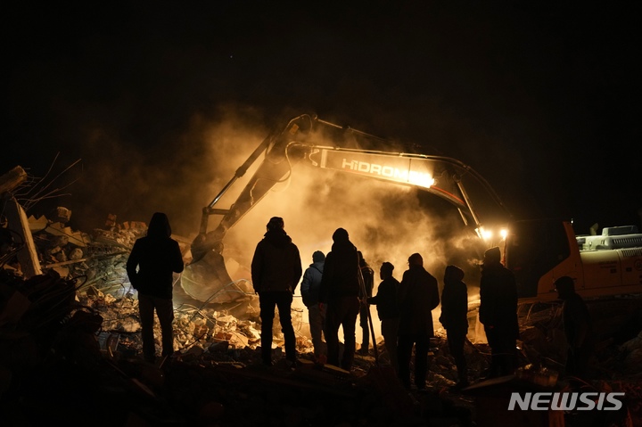 [엘비스탄=AP/뉴시스] 8일(현지시간) 튀르키예 남부 엘비스탄에서 구조대와 주민들이 지진으로 파괴된 건물 잔해를 수색하고 있다. 튀르키예와 시리아를 강타한 지진으로 사망자 숫자가&nbsp; 1만2천 명을 넘은 것으로 나타났으며 생존자를 구할 수 있는 골든타임이 얼마 남지 않은 상황에서 강추위로 어려움이 가중되고 있다. 2023.02.09.