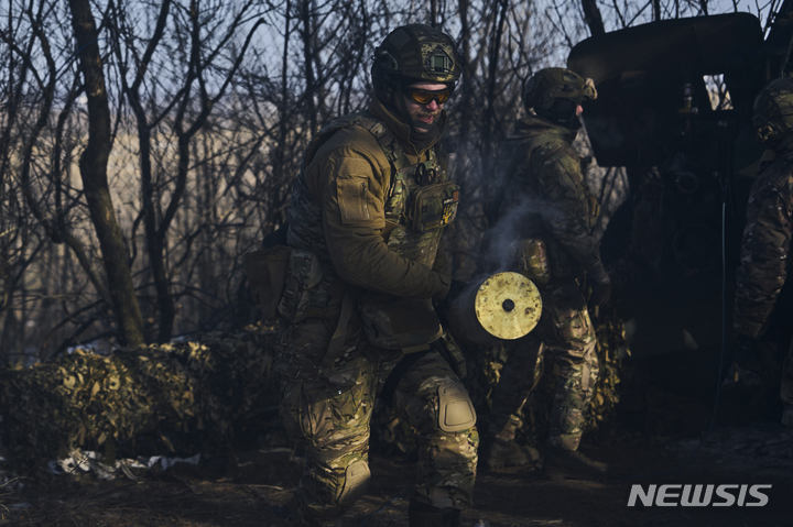 [바흐무트=AP/뉴시스]8일(현지시간) 우크라이나 도네츠크주 바흐무트 인근 전선에서 우크라이나 군인들이 포사격 준비를 하고 있다. 2023.02.09.