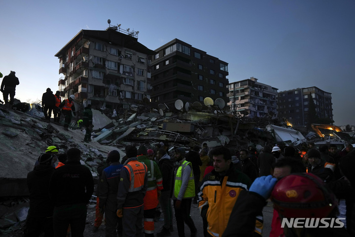 [안타키아=AP/뉴시스] 튀르키예와 시리아 강진 발생 후 호주와 미국 등 각국에서 구조대를 파견했다고 8일(현지시간) 뉴욕타임스(NYT), 가디언 등 외신이 보도했다. 2023.02.09.