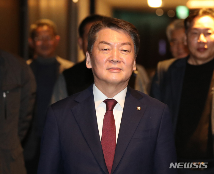 [서울=뉴시스] 김금보 기자 = 안철수 국민의힘 당대표 후보가 9일 오전 서울 중구 더플라자호텔에서 비공개로 열린 부산중고재경동창회 청조포럼에 연사로 참석하고 있다. 2023.02.09. kgb@newsis.com