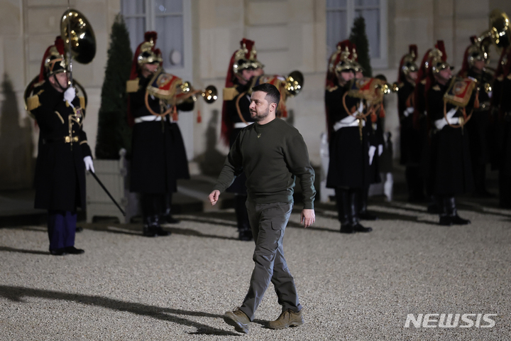 [파리=AP/뉴시스] 볼로디미르 젤렌스키 우크라이나 대통령이 8일(현지시간) 에마뉘엘 마크롱 프랑스 대통령과 올라프 숄츠 독일 총리와의 만찬을 위해 프랑스 파리 엘리제궁에 도착하고 있다. 2023.02.09.