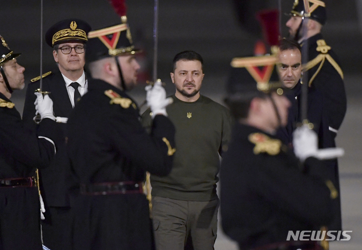 [파리=AP/뉴시스] 볼로디미르 젤렌스키 우크라이나 대통령이 8일(현지시간) 프랑스 파리 오를리 공항에 도착해 이동하고 있다. 2023.02.09.