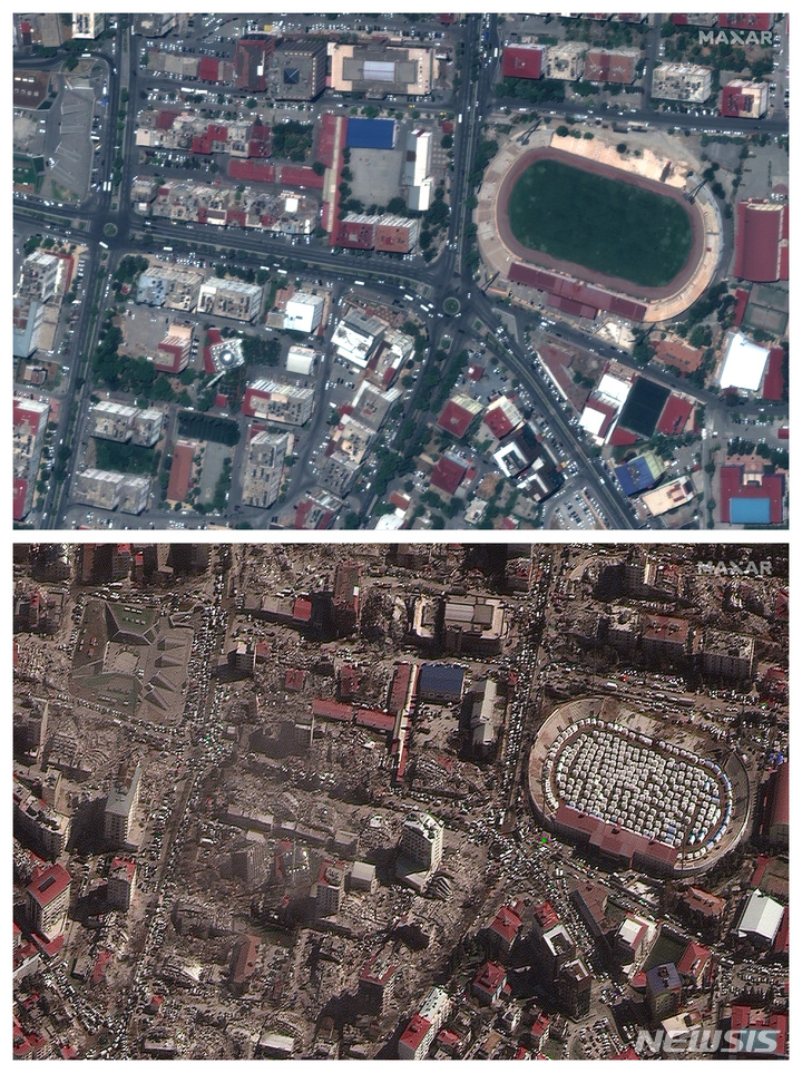 [카흐라만마라스=AP/뉴시스] 막사 테크놀로지스가 제공한 조합 사진에 지난해 7월 26일(위)과 지진 발생 후인 8일(현지시간) 튀르키예 카흐라만마라스의 모습이 보인다. 지난 6일 발생한 지진으로 카흐라만마라스 시내 대부분의 건물이 파괴됐고 경기장 안에는 피해 주민들을 위한 텐트가 세워져 있다. 2023.02.09.