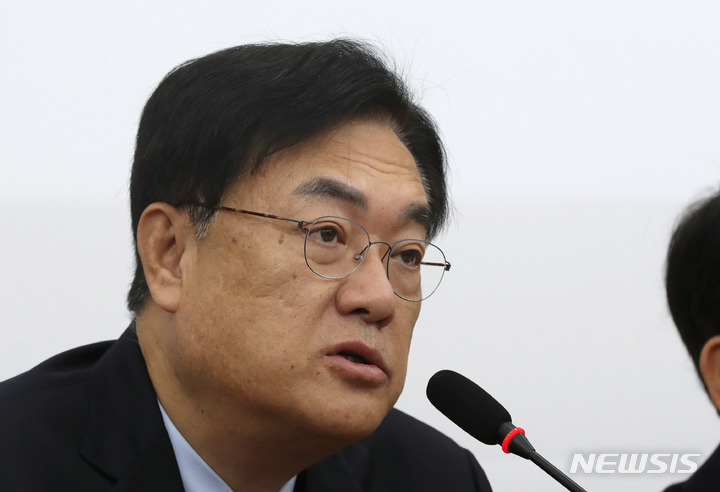 [서울=뉴시스] 전진환 기자 = 정진석 국민의힘 비상대책위원장이 9일 오전 서울 여의도 국회에서 열린 비상대책위원회의에서 발언하고 있다. 2023.02.09. amin2@newsis.com