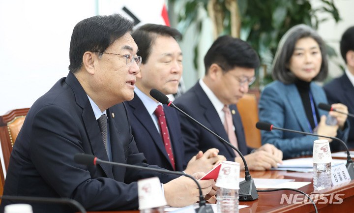 [서울=뉴시스] 전진환 기자 = 정진석 국민의힘 비상대책위원장이 9일 오전 서울 여의도 국회에서 열린 비상대책위원회의에서 발언하고 있다. 2023.02.09. amin2@newsis.com