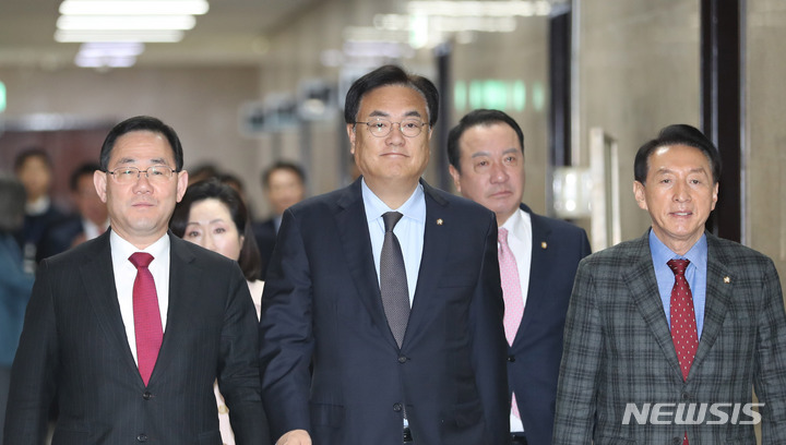 [서울=뉴시스] 전진환 기자 = 정진석 국민의힘 비상대책위원장과 지도부가 9일 오전 서울 여의도 국회에서 열리는 비상대책위원회의를 위해 이동하고 있다. 2023.02.09. amin2@newsis.com