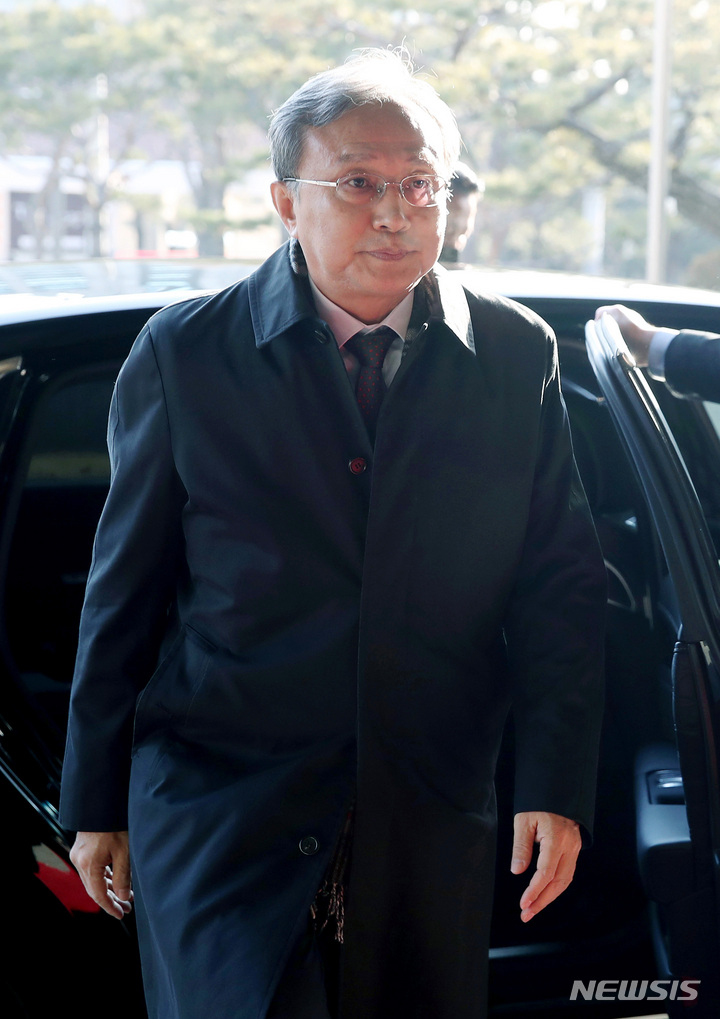 [서울=뉴시스] 김진아 기자 = 유남석 헌법재판소장이 9일 서울 종로구 헌법재판소로 출근하고 있다. 이태원 참사 부실 대응을 이유로 추진한 이상민 행정안전부 장관 대한 국회 탄핵 소추안은 8일 국회 본회의를 통과했다. 2023.02.09. bluesda@newsis.com