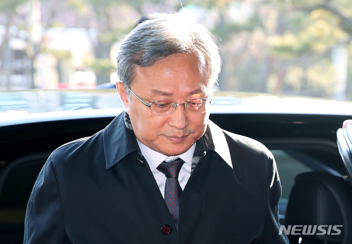 [서울=뉴시스] 김진아 기자 = 유남석 헌법재판소장이 9일 서울 종로구 헌법재판소로 출근하고 있다. 이태원 참사 부실 대응을 이유로 추진한 이상민 행정안전부 장관 대한 국회 탄핵 소추안은 8일 국회 본회의를 통과했다. 2023.02.09. bluesda@newsis.com