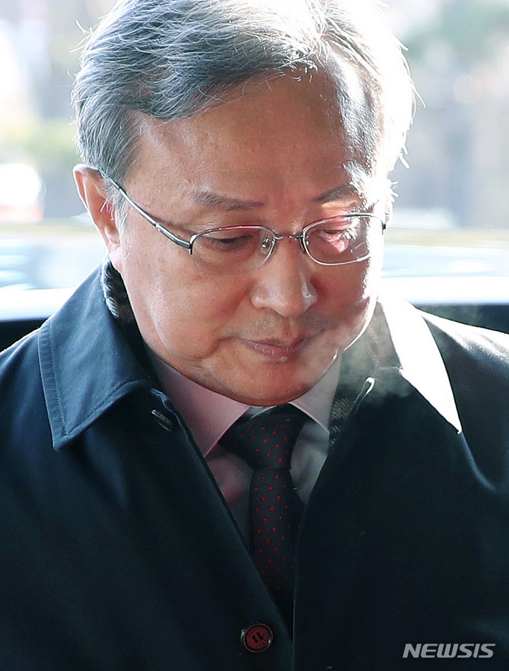 [서울=뉴시스] 김진아 기자 = 유남석 헌법재판소장이 9일 서울 종로구 헌법재판소로 출근하고 있다. 이태원 참사 부실 대응을 이유로 추진한 이상민 행정안전부 장관 대한 국회 탄핵 소추안은 8일 국회 본회의를 통과했다. 2023.02.09. bluesda@newsis.com