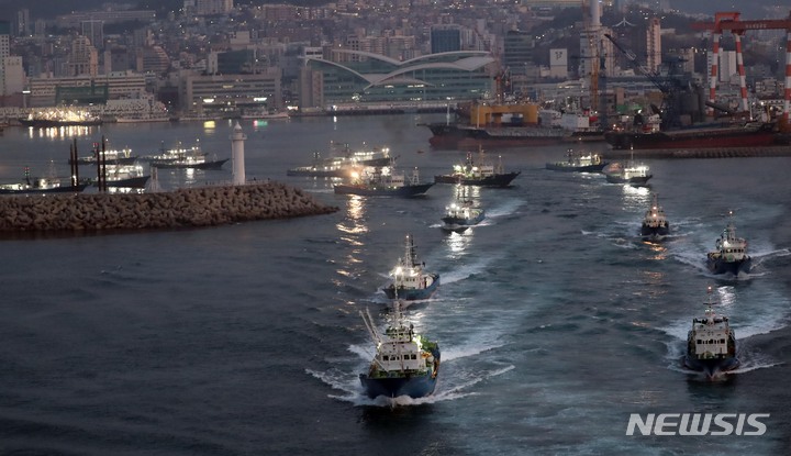 [부산=뉴시스] 하경민 기자 = 국내 고등어 어획량의 80% 이상을 차지하는 대형선망 어선 60여 척이 월명기(매월 음력 14~19일) 휴어기를 마치고 9일 오전 부산 서구 부산공동어시장 부두에서 만선의 꿈을 안고 일제히 출항하고 있다. 2023.02.09. yulnetphoto@newsis.com