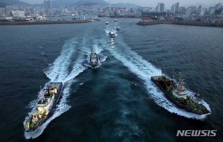 [부산=뉴시스] 하경민 기자 = 국내 고등어 어획량의 80% 이상을 차지하는 대형선망 어선 60여 척이 월명기(매월 음력 14~19일) 휴어기를 마치고 9일 오전 부산 서구 부산공동어시장 부두에서 만선의 꿈을 안고 일제히 출항하고 있다. 2023.02.09. yulnetphoto@newsis.com