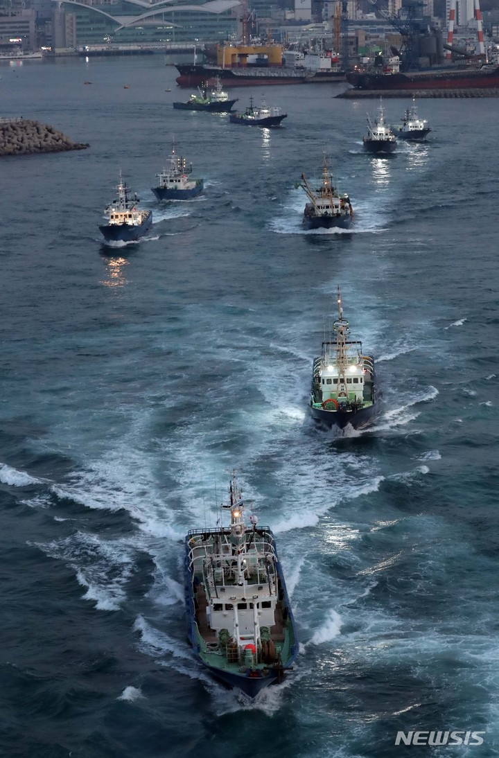 [부산=뉴시스] 하경민 기자 = 국내 고등어 어획량의 80% 이상을 차지하는 대형선망 어선 60여 척이 월명기(매월 음력 14~19일) 휴어기를 마치고 9일 오전 부산 서구 부산공동어시장 부두에서 만선의 꿈을 안고 일제히 출항하고 있다. 2023.02.09. yulnetphoto@newsis.com