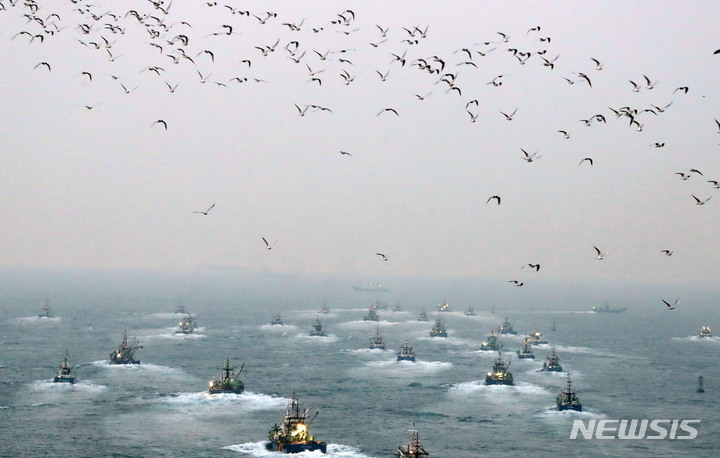 [부산=뉴시스] 하경민 기자 = 국내 고등어 어획량의 80% 이상을 차지하는 대형선망 어선 60여 척이 월명기(매월 음력 14~19일) 휴어기를 마치고 9일 오전 부산 서구 부산공동어시장 부두에서 만선의 꿈을 안고 일제히 출항하고 있다. 2023.02.09. yulnetphoto@newsis.com