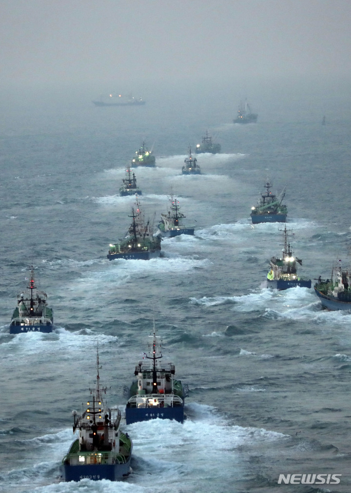 [부산=뉴시스] 하경민 기자 = 국내 고등어 어획량의 80% 이상을 차지하는 대형선망 어선 60여 척이 월명기(매월 음력 14~19일) 휴어기를 마치고 9일 오전 부산 서구 부산공동어시장 부두에서 만선의 꿈을 안고 일제히 출항하고 있다. 2023.02.09. yulnetphoto@newsis.com