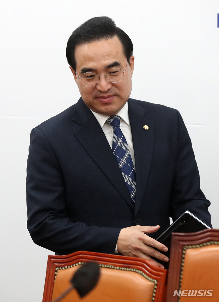 [서울=뉴시스] 고범준 기자 = 박홍근 더불어민주당 원내대표가 9일 오전 서울 여의도 국회에서 열린 정책조정회의에 참석하고 있다. 2023.02.09. bjko@newsis.com