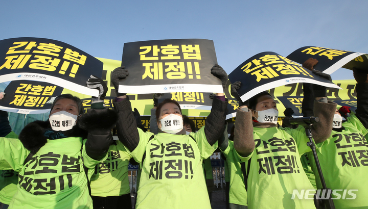 [서울=뉴시스] 조성우 기자 = 대한간호협회 회원들이 지난달 9일 오전 서울 영등포구 여의도 국회 앞에서 열린 간호법 제정 촉구 전국 간호사 결의대회에서 구호를 외치고 있다. 2023.02.09. xconfind@newsis.com