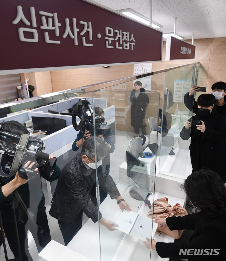 [서울=뉴시스] 김진아 기자 = 정성희 국회 법제사법위원회 수석전문위원이 9일 오전 서울 종로구 헌법재판소에서 김도읍 법사위원장의 위임을 받아 이상민 행정안전부 장관 탄핵 소추 의결서를 제출하고 있다. (공동취재사진) 2023.02.09. photo@newsis.com