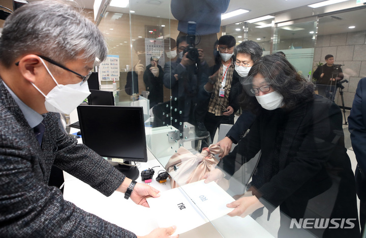 [서울=뉴시스] 김진아 기자 = 정성희 국회 법제사법위원회 수석전문위원이 9일 오전 서울 종로구 헌법재판소에서 김도읍 법사위원장의 위임을 받아 이상민 행정안전부 장관 탄핵 소추 의결서를 제출하고 있다. (공동취재사진) 2023.02.09. photo@newsis.com