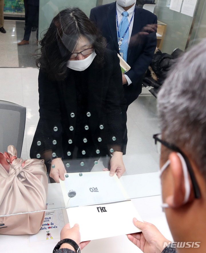 [서울=뉴시스] 김진아 기자 = 정성희 국회 법제사법위원회 수석전문위원이 9일 오전 서울 종로구 헌법재판소에서 김도읍 법사위원장의 위임을 받아 이상민 행정안전부 장관 탄핵 소추 의결서를 제출하고 있다. (공동취재사진) 2023.02.09. photo@newsis.com