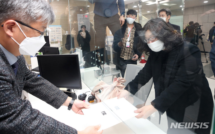 [서울=뉴시스] 김진아 기자 = 정성희 국회 법제사법위원회 수석전문위원이 9일 오전 서울 종로구 헌법재판소에서 김도읍 법사위원장의 위임을 받아 이상민 행정안전부 장관 탄핵 소추 의결서를 제출하고 있다. (공동취재사진) 2023.02.09. photo@newsis.com