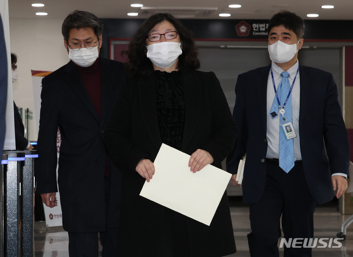 [서울=뉴시스] 김진아 기자 = 정성희 국회 법제사법위원회 수석전문위원이 9일 오전 서울 종로구 헌법재판소에&nbsp; 김도읍 법사위원장의 위임을 받아 이상민 행정안전부 장관 탄핵 소추 의결서를 제출하기 위해 민원실로 향하고 있다. (공동취재사진) 2023.02.09. photo@newsis.com