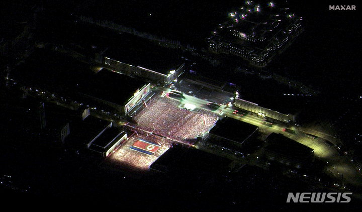 [평양=AP/뉴시스] 막사 테크놀로지스가 제공한 위성 사진에 8일 북한 평양의 김일성광장에서 조선인민군 창건 75주년 열병식이 열려 미사일 발사대가 이동하고 있다. 2023.02.09.