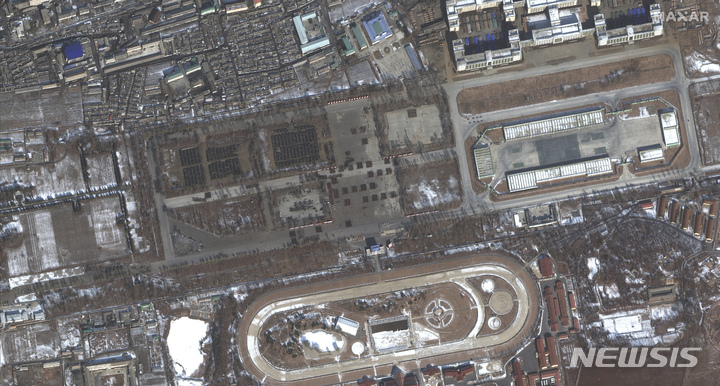 [평양=AP/뉴시스] 막사 테크놀로지스가 8일 제공한 위성 사진에 지난달 21일 북한 평양의 미림 비행장에서 조선인민군 창건 75주년 열병식 연습하는 모습이 보인다. 2023.02.09.