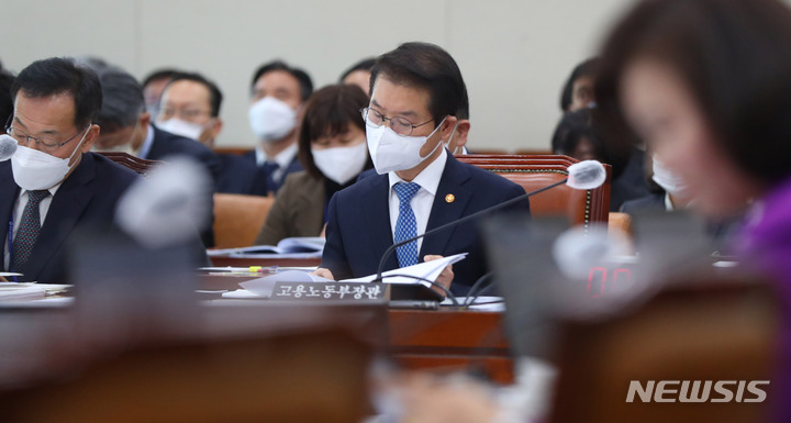 [서울=뉴시스] 추상철 기자 = 이정식 고용노동부 장관이 9일 오전 서울 여의도 국회에서 환경노동위원회 전체회의에서 자료를 살펴보고 있다. 2023.02.09. scchoo@newsis.com