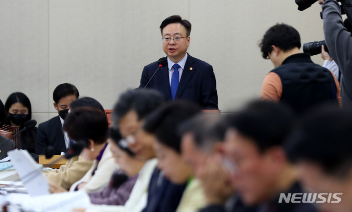 [서울=뉴시스] 추상철 기자 = 조규홍 보건복지부 장관이 9일 오전 서울 여의도 국회에서 열린 보건복지위원회 전체회의에서 업무보고를 하고 있다. 2023.02.09. scchoo@newsis.com