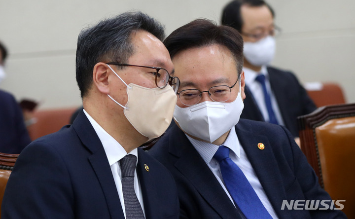 [서울=뉴시스] 추상철 기자 = 조규홍 보건복지부 장관과 박민수 2차관이 9일 오전 서울 여의도 국회에서 열린 보건복지위원회 전체회의에서 대화를 하고 있다. 2023.02.09. scchoo@newsis.com