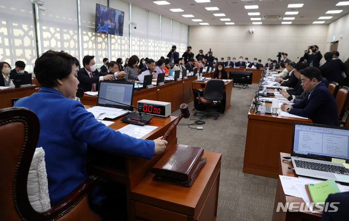 [서울=뉴시스] 추상철 기자 = 정춘숙 보건복지위원장이 9일 오전 서울 여의도 국회에서 열린 보건복지위원회 전체회의에서 의사봉을 두드리고 있다. 2023.02.09. scchoo@newsis.com