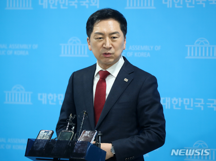 [서울=뉴시스] 고범준 기자 = 김기현 국민의힘 당대표 후보가 지난 9일 오전 서울 여의도 국회 소통관에서 열린 전당대회 관련 전국 17개 시, 도당 청년위원장 지지선언 기자회견을 마치고 취재진 질문에 답하고 있다. 2023.02.09. bjko@newsis.com