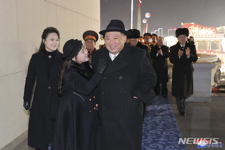 [평양=AP/뉴시스] 북한 조선중앙통신이 공개한 사진에 김정은(오른쪽) 북한 국무위원장이 딸 김주애, 부인 리설주와 함께 8일 평양 김일성광장에서 열린 조선인민군 창건 75주년 열병식에 참석하고 있다.  2023.02.09.