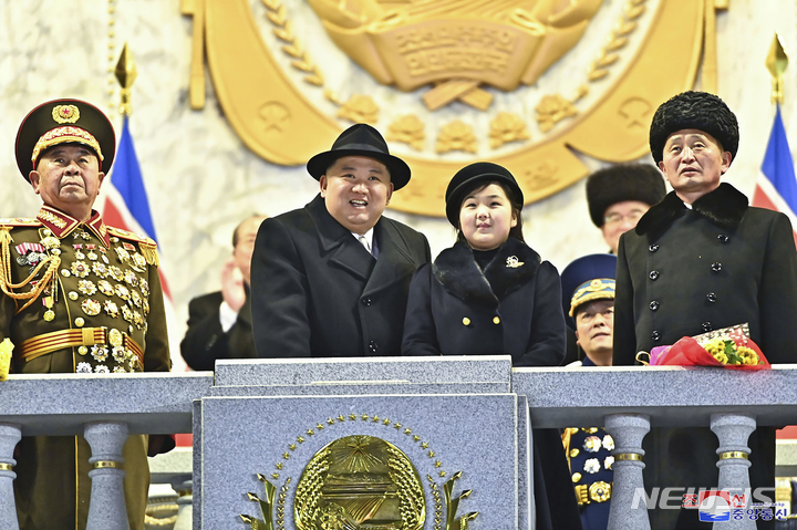 [평양=AP/뉴시스] 북한 조선중앙통신이 공개한 사진에 김정은 북한 국무위원장과 딸 김주애가 8일 평양 김일성광장에서 열린 조선인민군 창건 75주년 열병식에 참석하고 있다. 2023.02.09.