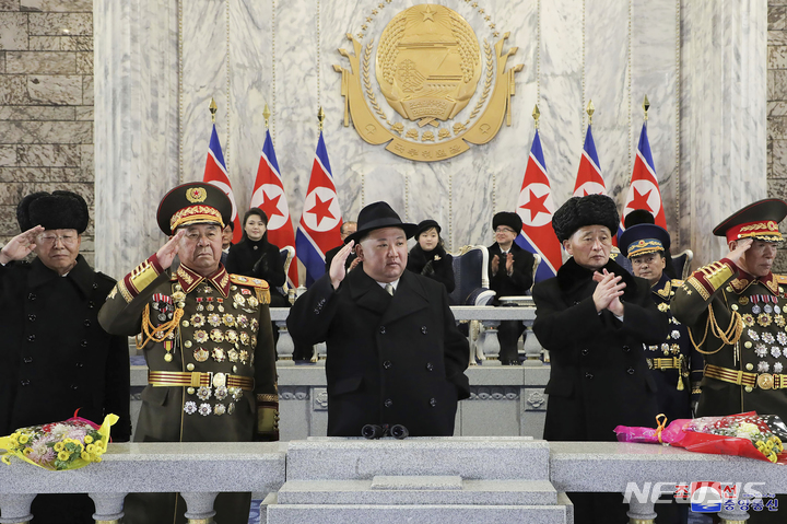 [평양=AP/뉴시스] 북한 조선중앙통신이 공개한 사진에 김정은(가운데) 북한 국무위원장이 8일 평양 김일성광장에서 열린 조선인민군 창건 75주년 열병식에 참석해 거수경례를 하고 있다.&nbsp; 2023.02.09.