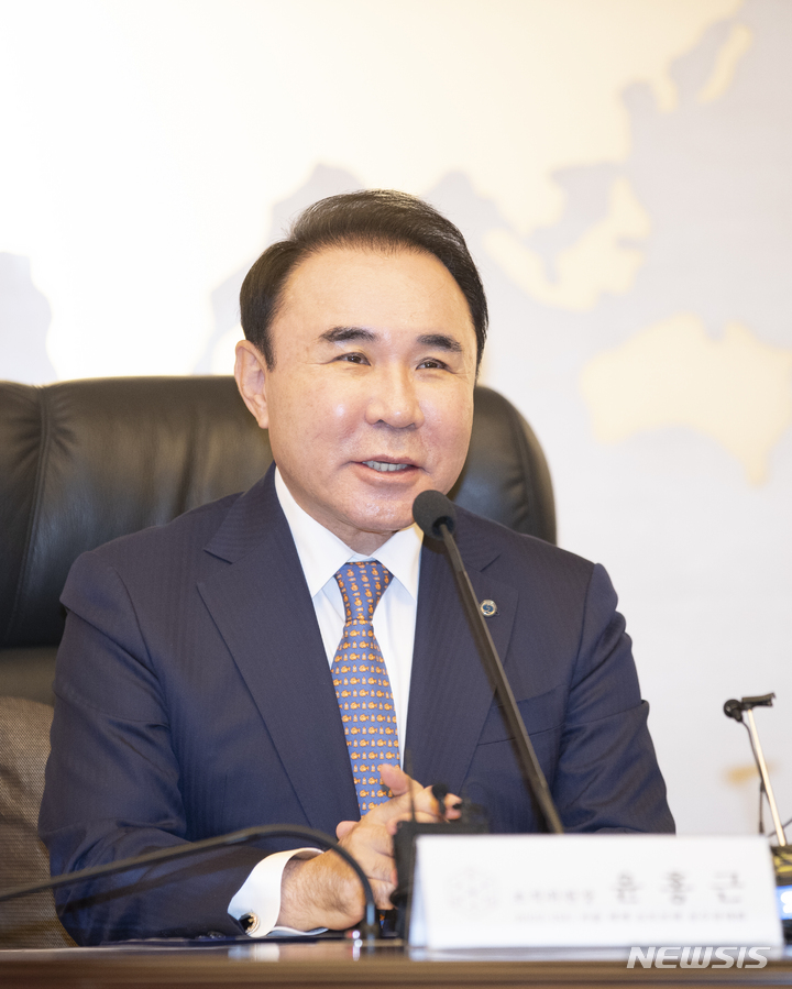 [서울=뉴시스] 김근수 기자 = 윤홍근 대한빙상경기연맹 회장이 지난 2월 9일 오전 서울 송파구 제너시스 BBQ그룹 국제회의실에서 열린 '2023 ISU 세계 쇼트트랙 선수권대회 홍보대사 위촉식'에서 기념사를 하고 있다. 2023.02.09. ks@newsis.com